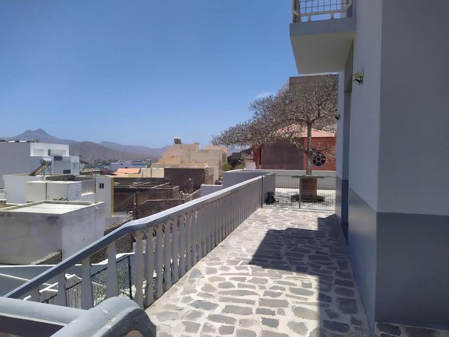 Вилла Vivenda Com Patio, No Coracao Do Минделу Экстерьер фото
