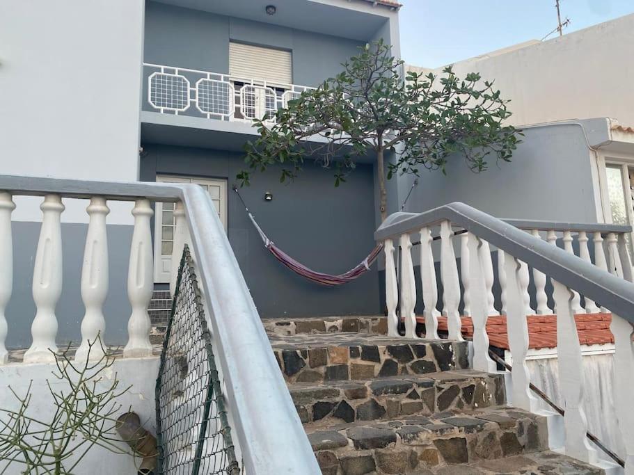 Вилла Vivenda Com Patio, No Coracao Do Минделу Экстерьер фото