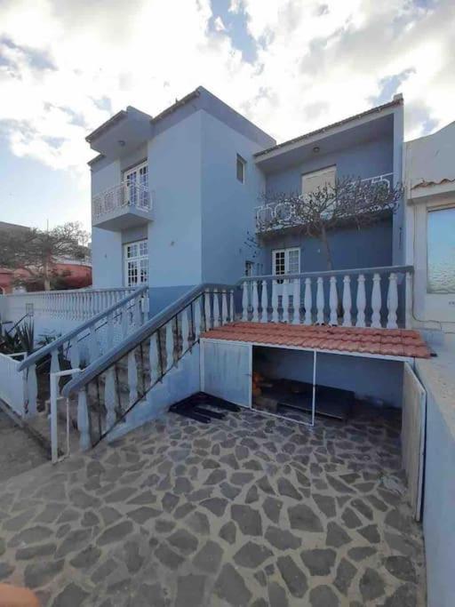 Вилла Vivenda Com Patio, No Coracao Do Минделу Экстерьер фото